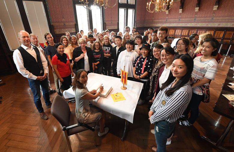Gruppenfoto mit deutschen und chinesischen Schülerinnen und Schülern